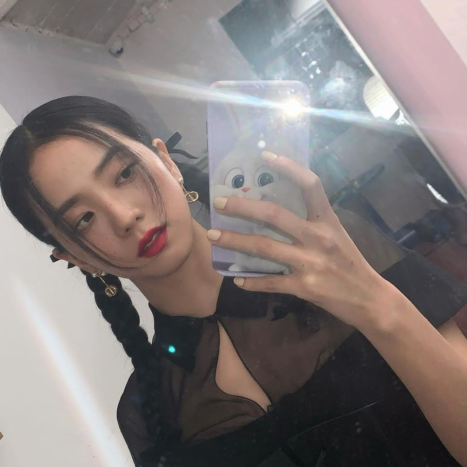 Muốn có ảnh selfie xịn xò với gương, hãy học ngay những bí quyết này của BLACKPINK! ảnh 2