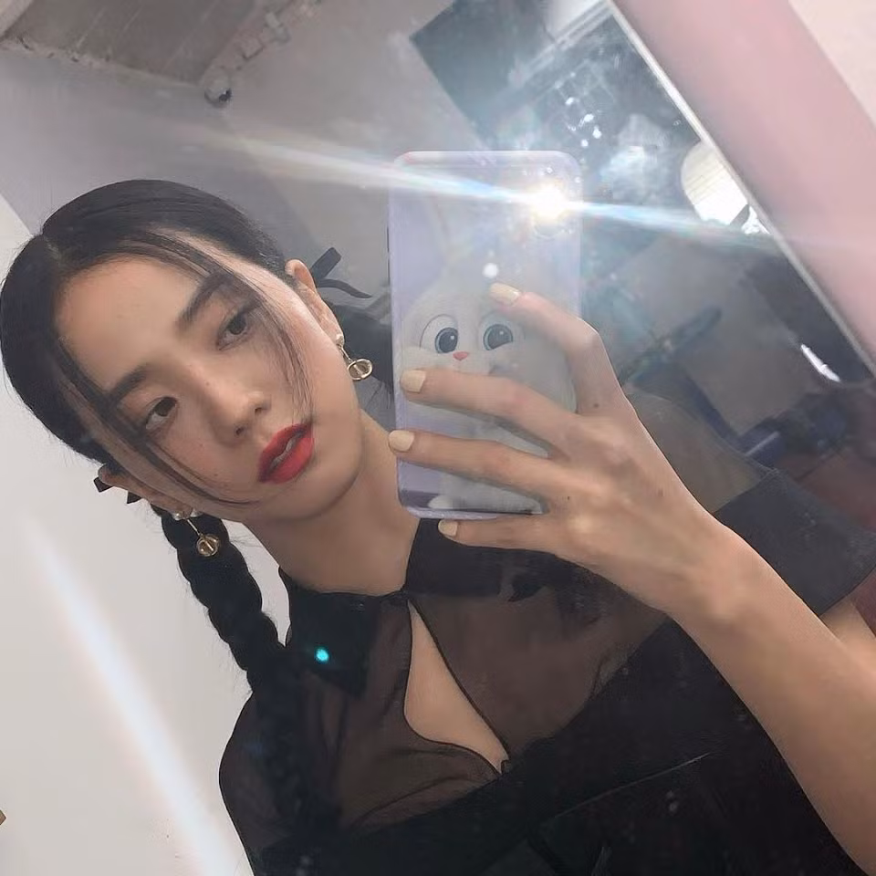 Muốn có ảnh selfie xịn xò với gương, hãy học ngay những bí quyết này của BLACKPINK! ảnh 2