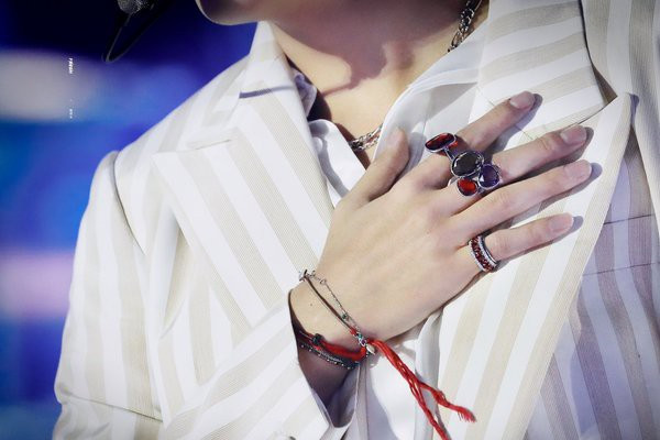 V rất thích đeo phụ kiện tô điểm cho bàn tay Bí quyết để có bàn tay đẹp vô thực như V (BTS) hóa ra không khó chút nào ảnh 3