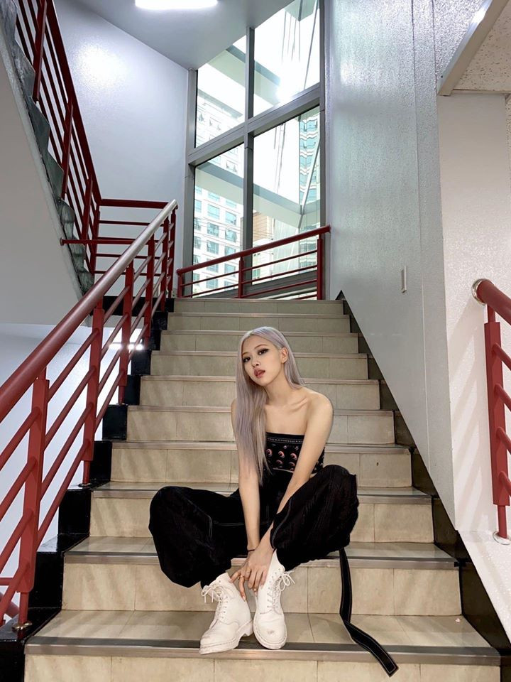 Cùng biến quần thành áo ống, cớ sao stylist BLACKPINK được khen còn stylist ITZY bị chê? ảnh 6