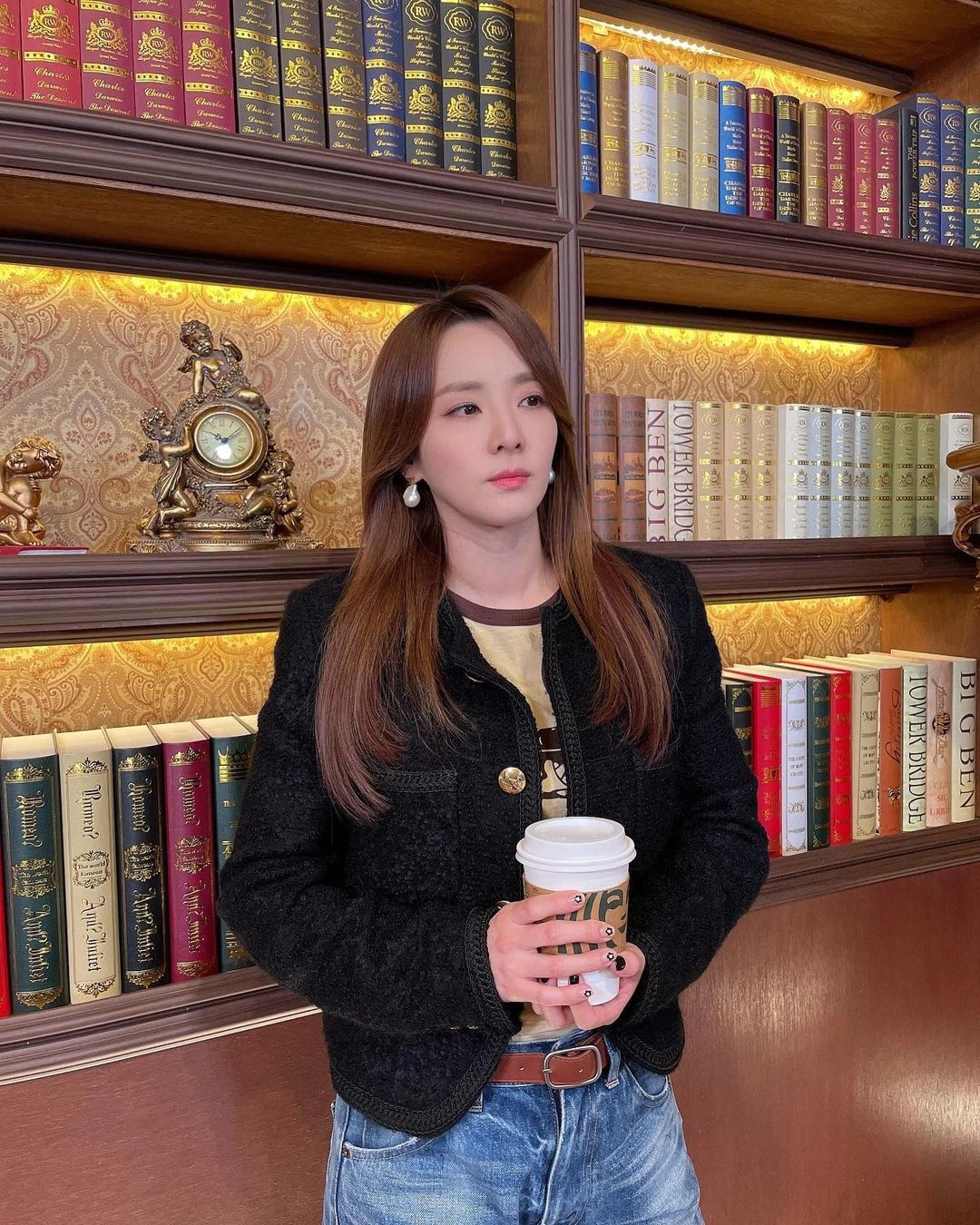 Là nàng thơ Celine nhưng Lisa lại không nổi bật bằng Seolhyun trong màn đụng hàng này ảnh 3