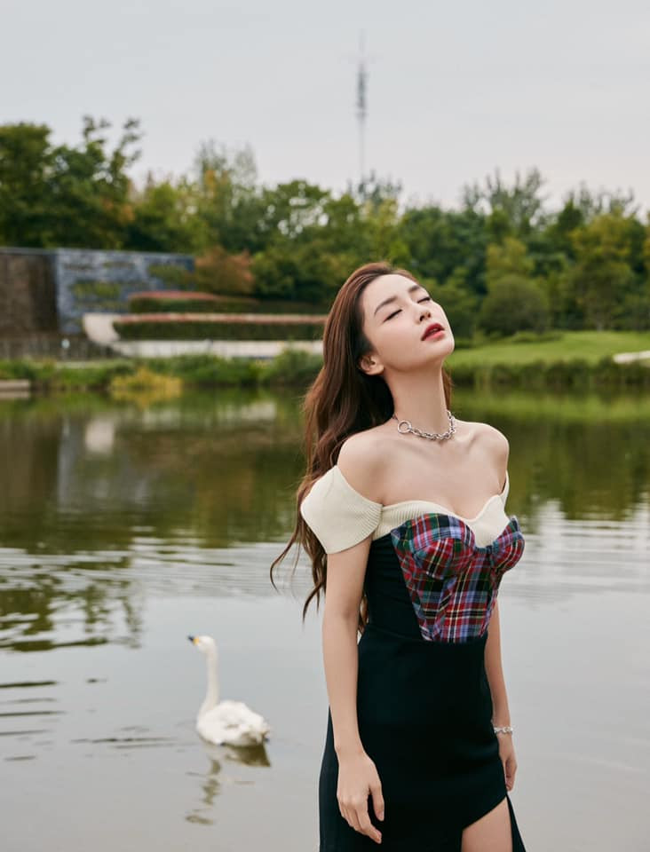 Ngạc nhiên chưa, hai “nàng thơ Dior” Jisoo và Angela Baby lại đụng hàng đồ của hãng khác ảnh 6