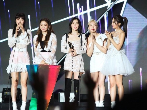 Vì sao Red Velvet đi bộ hơn 30 phút chỉ để uống cà phê ở Việt Nam mà bất thành? ảnh 1