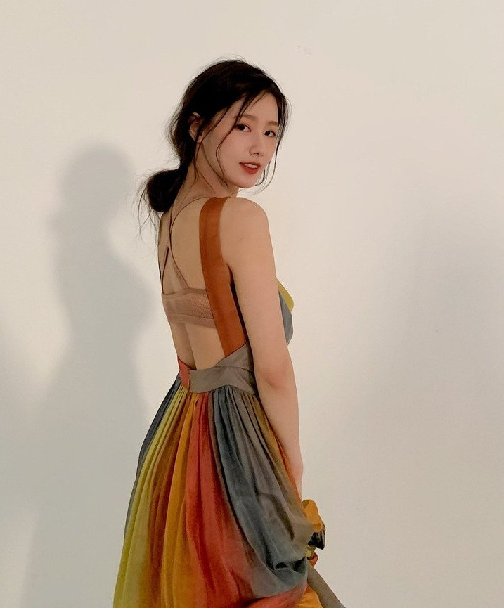 Đã tìm ra "chiếc váy thần thánh" được các mỹ nhân châu Á yêu thích nhất: Jisoo liệu có thắng thế? ảnh 8