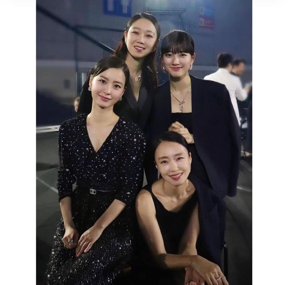 Thương cho Suzy, chỉ muốn chụp tấm hình kỷ niệm với tiền bối cũng gây tranh cãi ảnh 1