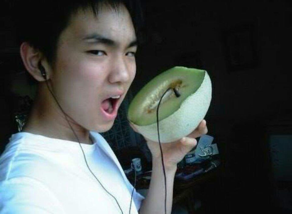 Phì cười với 10 bức ảnh khiến idol K-Pop ngượng chỉ muốn chui xuống đất ảnh 1