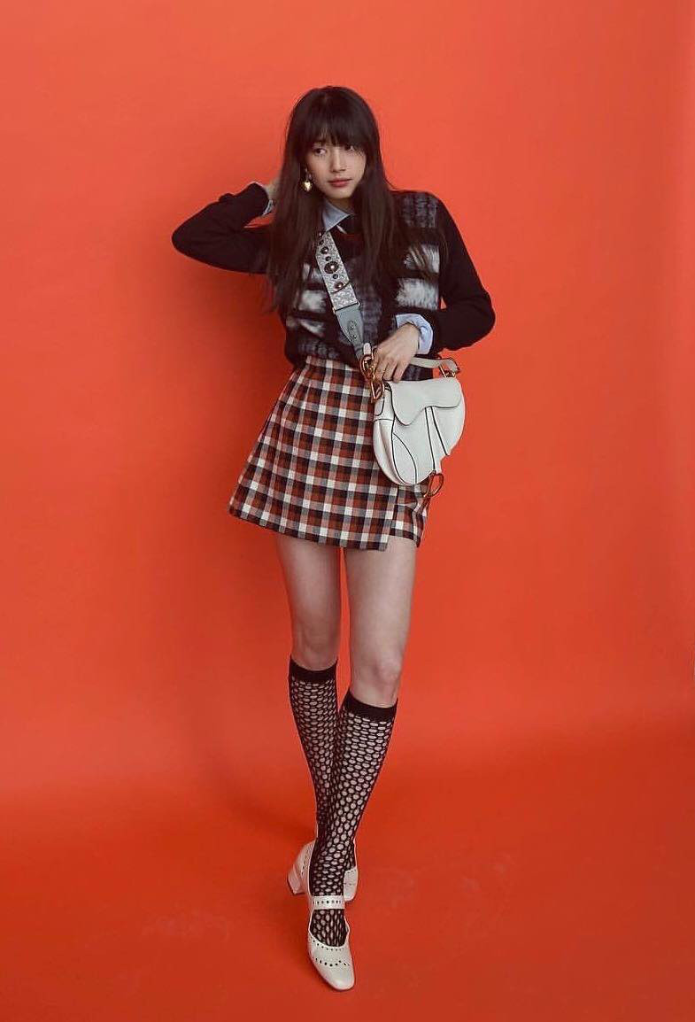 “Hoa hậu Hàn Quốc” Jisoo BLACKPINK và “mỹ nhân mặt mộc” Suzy lại đụng độ váy áo “nảy lửa” ảnh 4