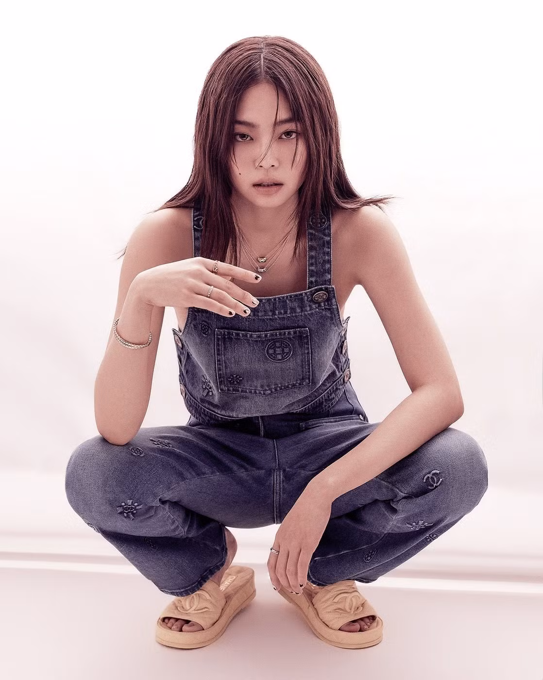 Jennie cực ngọt ngào trong quảng cáo mới nhưng lại lộ một chi tiết khiến fan lo lắng ảnh 5