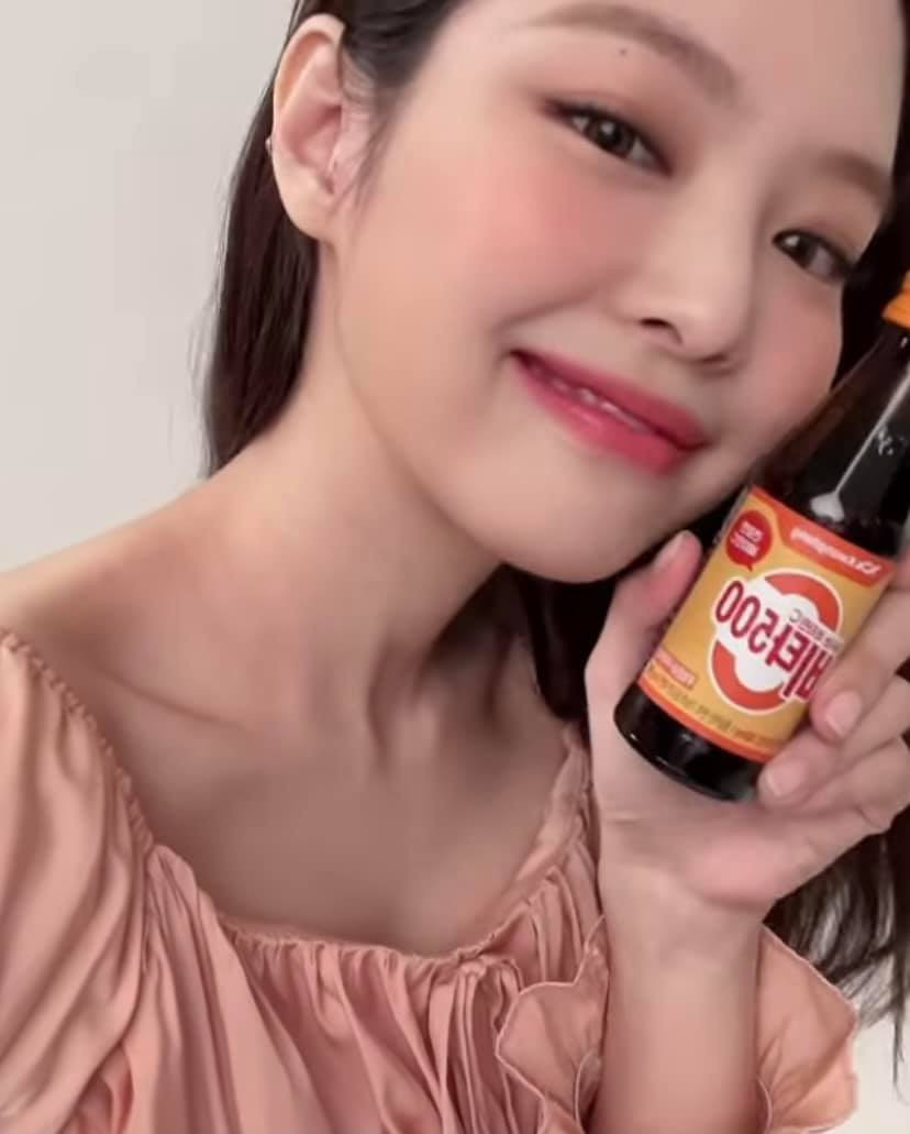 Jennie cực ngọt ngào trong quảng cáo mới nhưng lại lộ một chi tiết khiến fan lo lắng ảnh 2