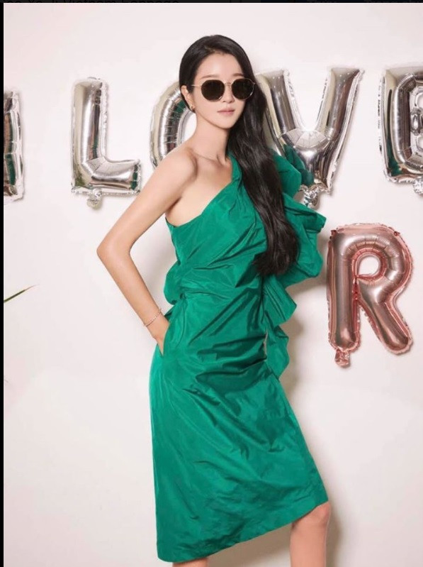 Trên phim ít đeo kính mát nhưng “Điên Thì Có Sao” vừa hết, Seo Ye Ji đã làm điều này ảnh 8