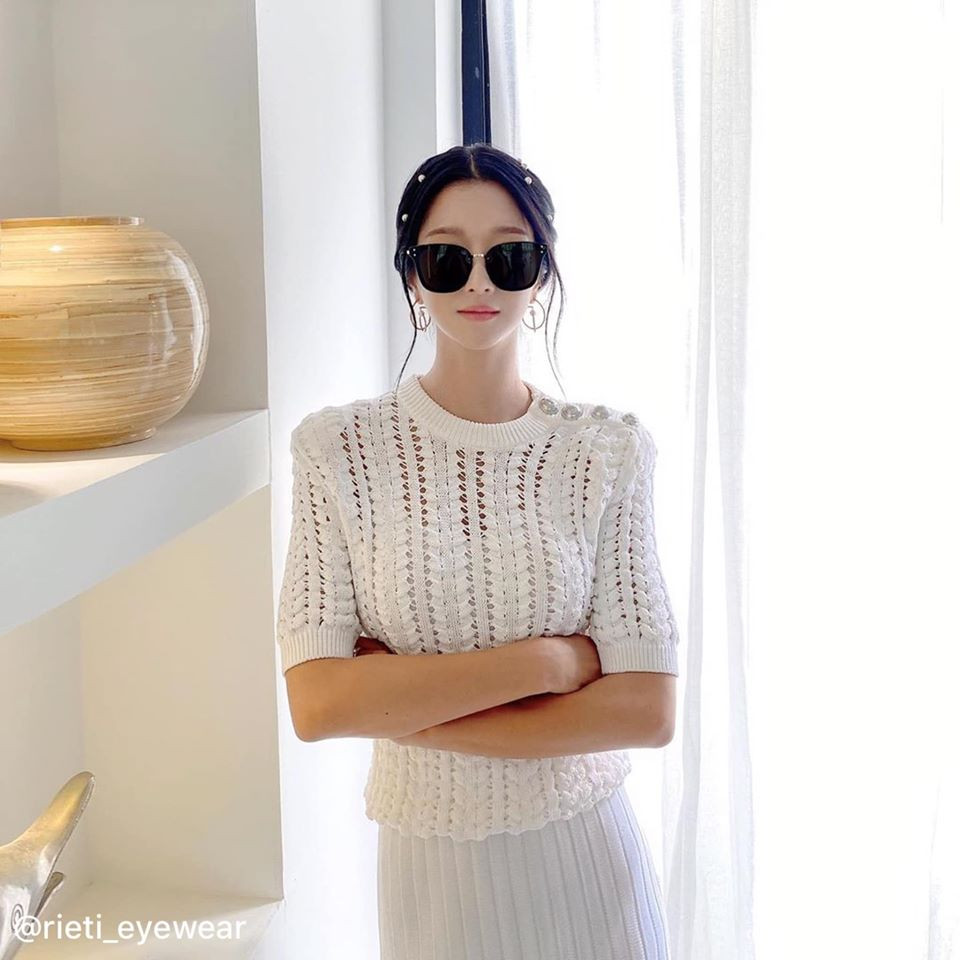 Trên phim ít đeo kính mát nhưng “Điên Thì Có Sao” vừa hết, Seo Ye Ji đã làm điều này ảnh 10