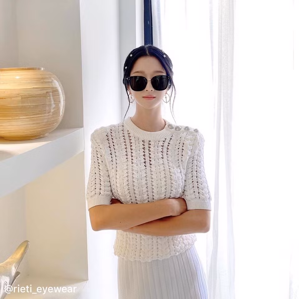 Trên phim ít đeo kính mát nhưng “Điên Thì Có Sao” vừa hết, Seo Ye Ji đã làm điều này ảnh 10