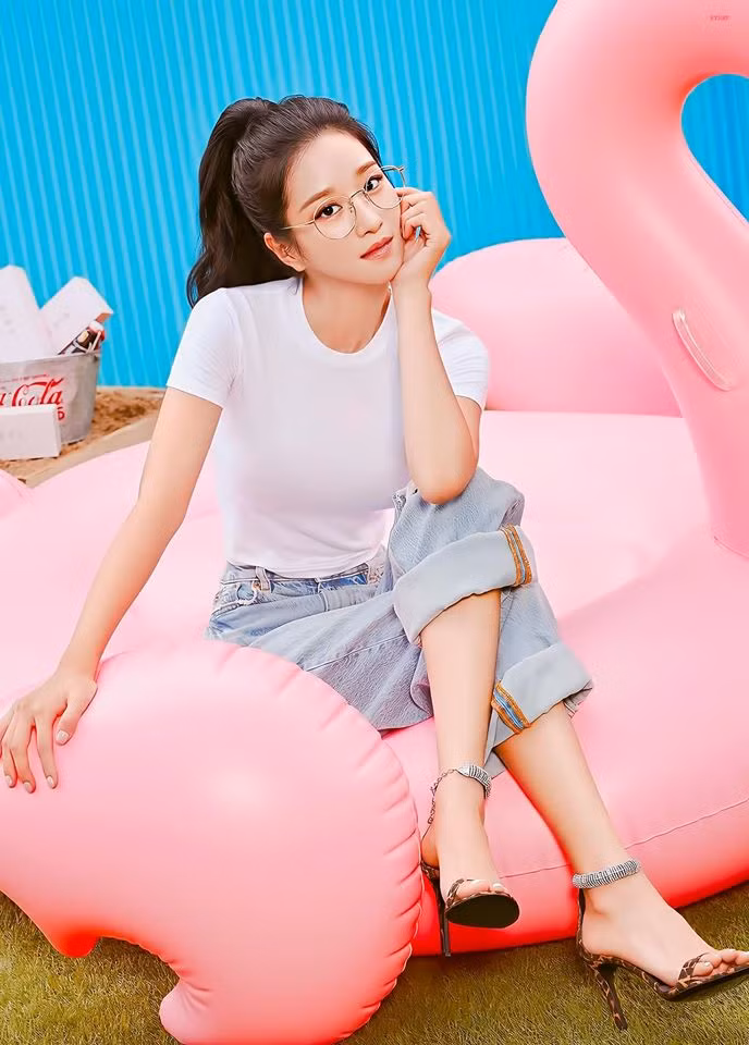 Trên phim ít đeo kính mát nhưng “Điên Thì Có Sao” vừa hết, Seo Ye Ji đã làm điều này ảnh 4