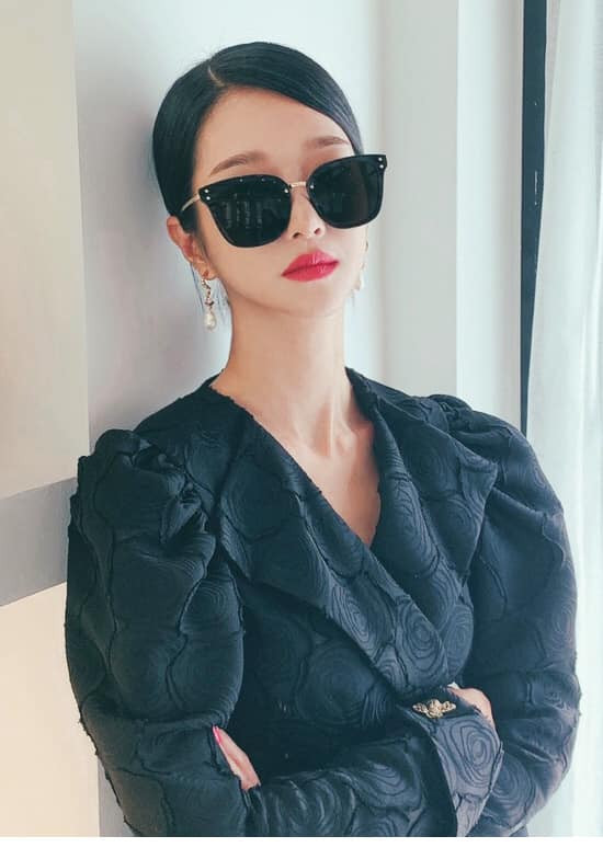 Trên phim ít đeo kính mát nhưng “Điên Thì Có Sao” vừa hết, Seo Ye Ji đã làm điều này ảnh 2