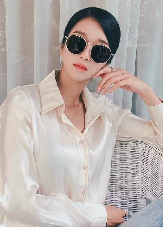 Trên phim ít đeo kính mát nhưng “Điên Thì Có Sao” vừa hết, Seo Ye Ji đã làm điều này ảnh 7