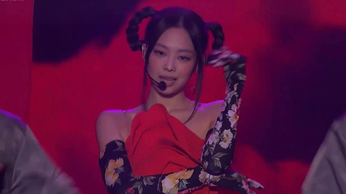Ngắm Jennie trong concert The Show: Tạo hình hoa hồng có gì đặc biệt mà netizen phát sốt? ảnh 6