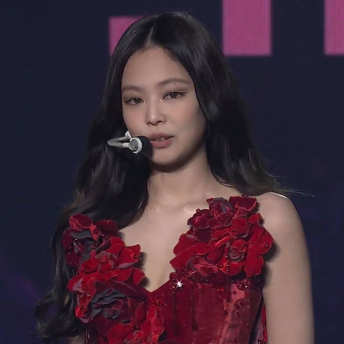 Ngắm Jennie trong concert The Show: Tạo hình hoa hồng có gì đặc biệt mà netizen phát sốt? ảnh 4