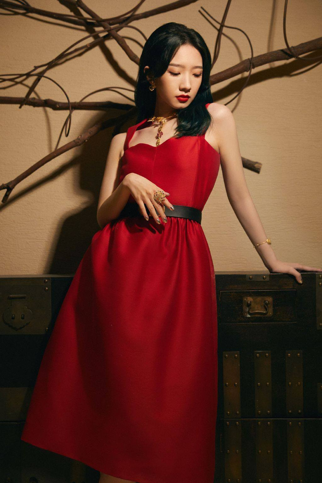 Lần đầu tiên thảm đỏ C-Biz có nữ nghệ sĩ khiến fan nhìn mà thấy tiếc cho bộ váy Dior ảnh 4