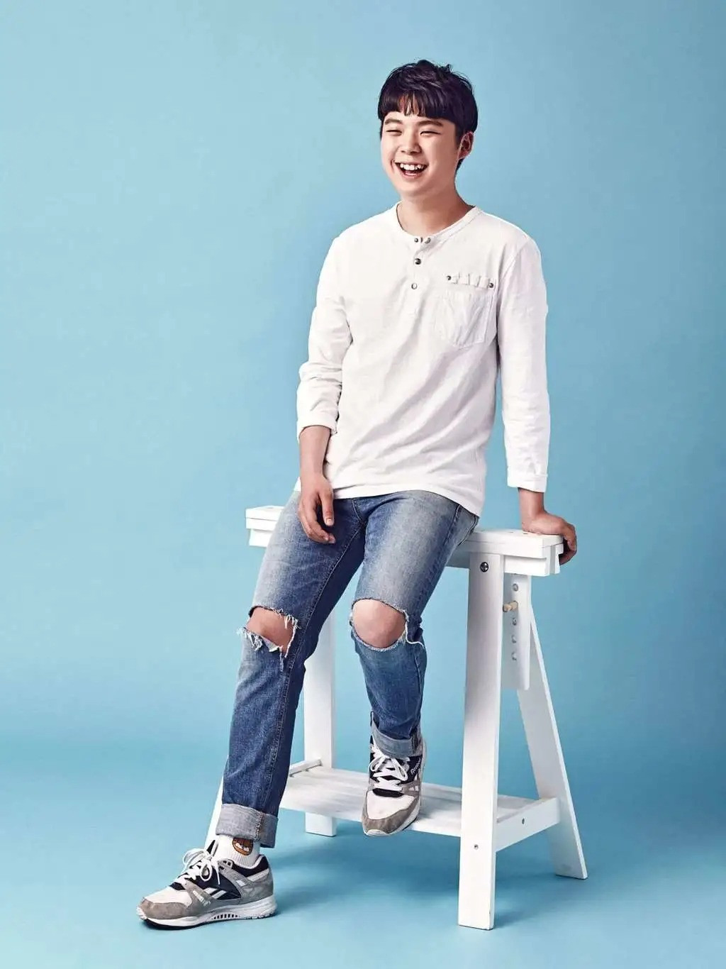 Nam idol K-Pop khiến netizen tranh cãi: Lột xác nhờ giảm cân hay đụng dao kéo? ảnh 2