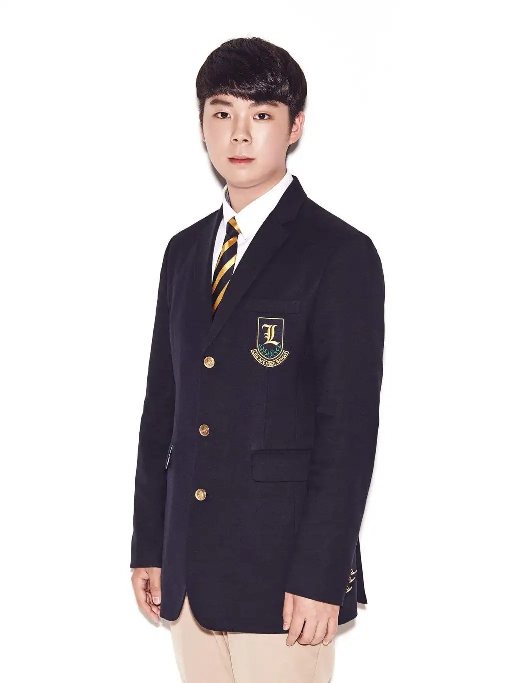 Nam idol K-Pop khiến netizen tranh cãi: Lột xác nhờ giảm cân hay đụng dao kéo? ảnh 3