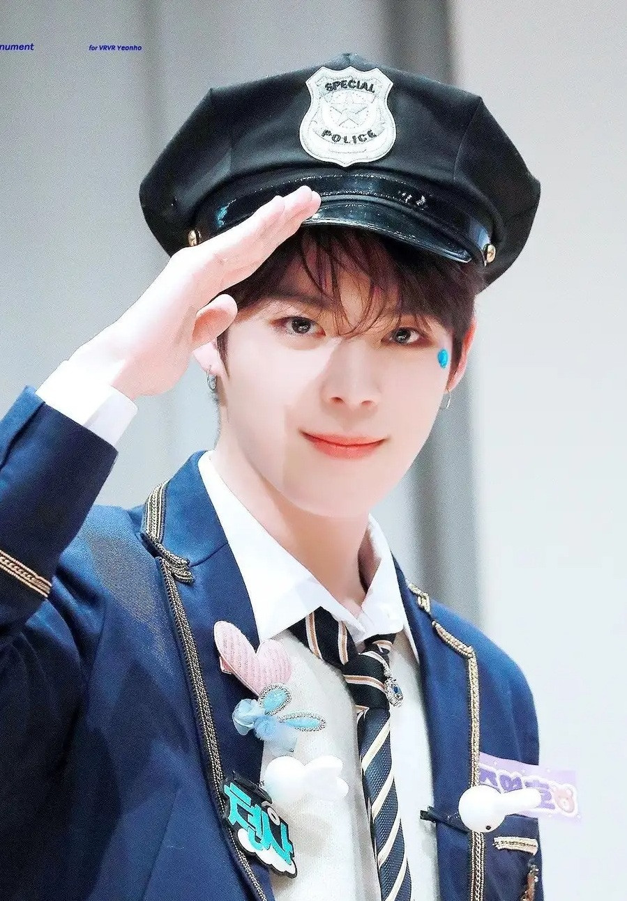 Nam idol K-Pop khiến netizen tranh cãi: Lột xác nhờ giảm cân hay đụng dao kéo? ảnh 4