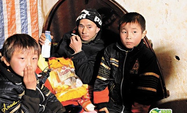 Cuộc sống khổ vẫn hoàn khổ của 'soái ca ăn mày' sau 9 năm nổi tiếng ảnh 2