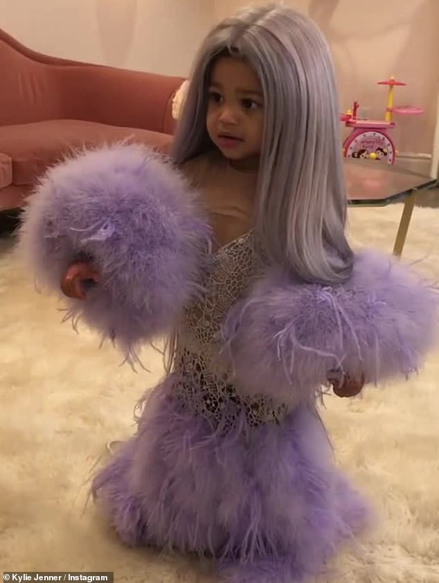 Kylie Jenner hóa nàng thỏ Playboy bốc lửa đi chơi Halloween ảnh 8