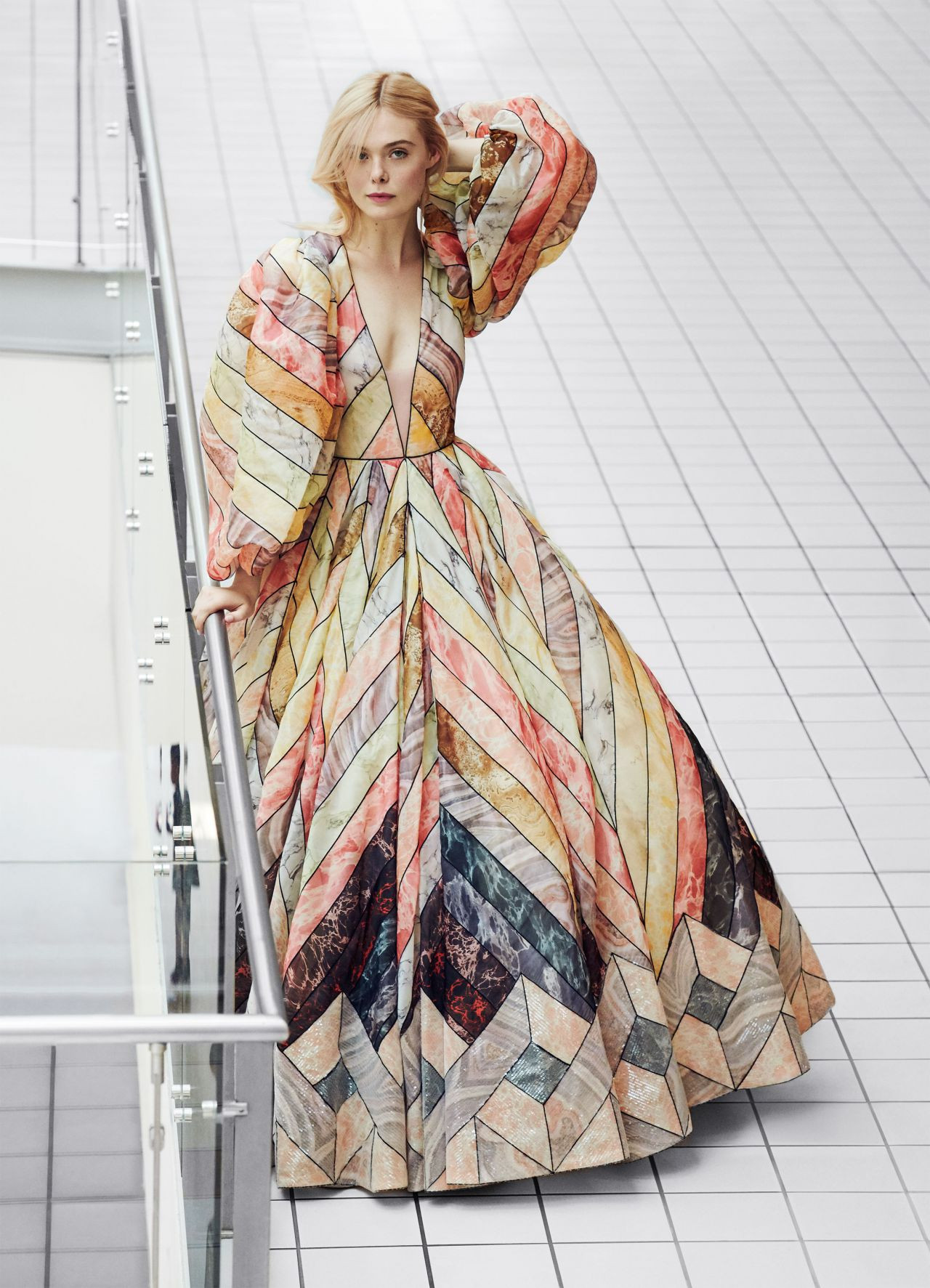 'Tiên hắc ám' Angelina Jolie đọ sắc nàng thơ 9x Elle Fanning ảnh 15