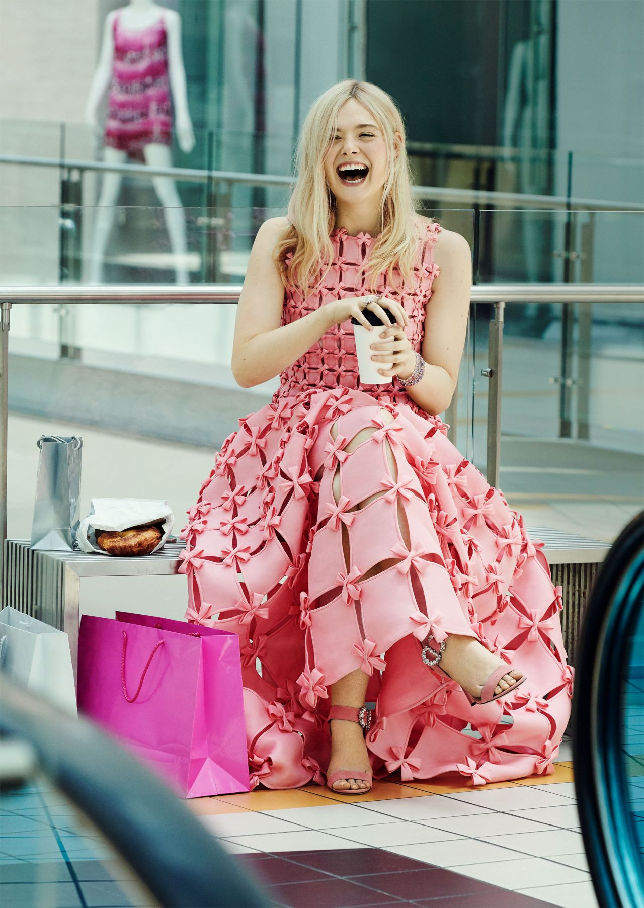 'Tiên hắc ám' Angelina Jolie đọ sắc nàng thơ 9x Elle Fanning ảnh 18