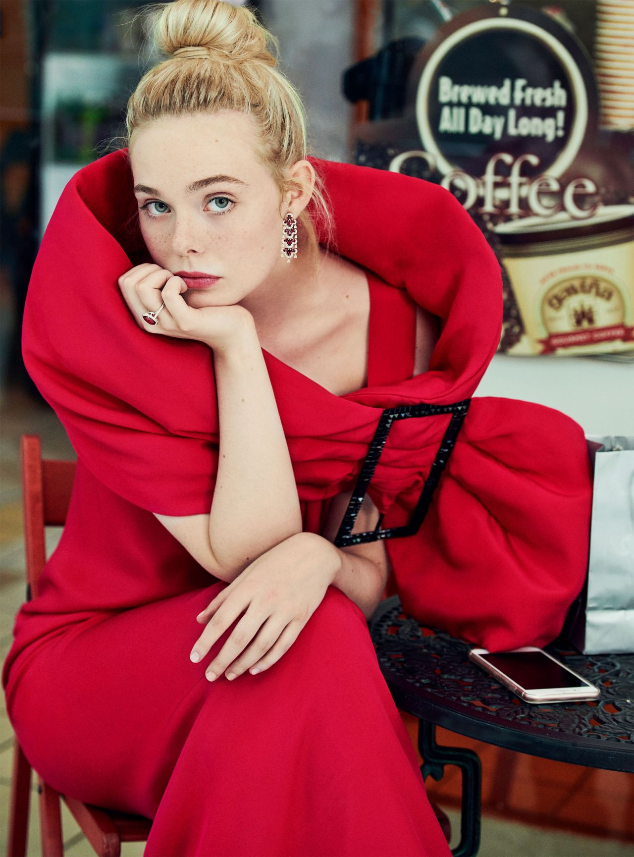 'Tiên hắc ám' Angelina Jolie đọ sắc nàng thơ 9x Elle Fanning ảnh 12