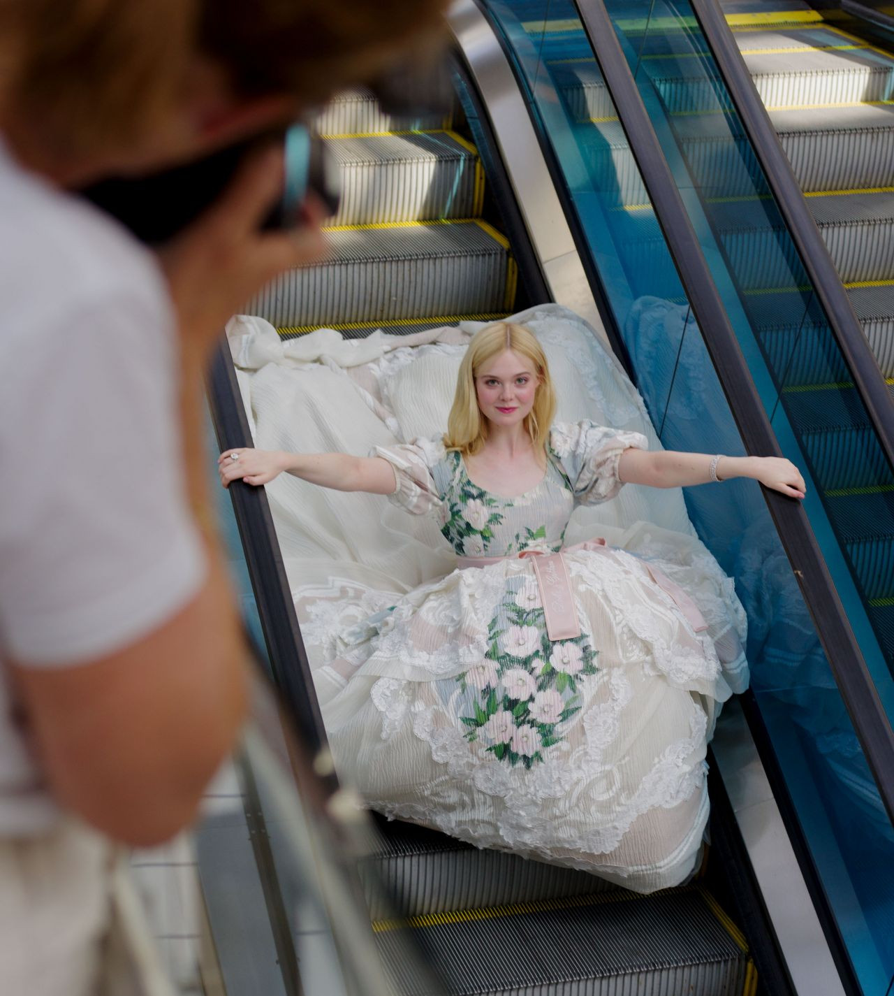 'Tiên hắc ám' Angelina Jolie đọ sắc nàng thơ 9x Elle Fanning ảnh 20