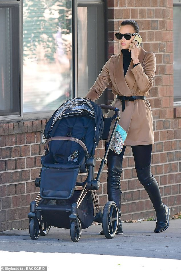 Irina Shayk mặc xuyên thấu lộ nội y đi dự show ở Ý ảnh 15