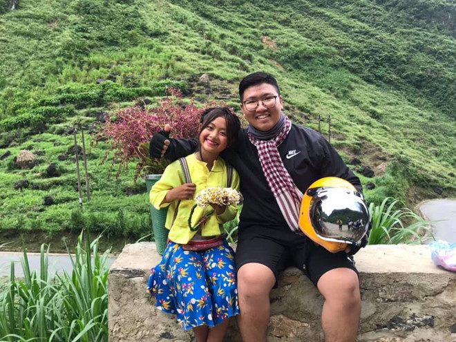 Cô bé xinh xắn bán hoa ven đường ở Hà Giang bất ngờ nổi tiếng ảnh 4