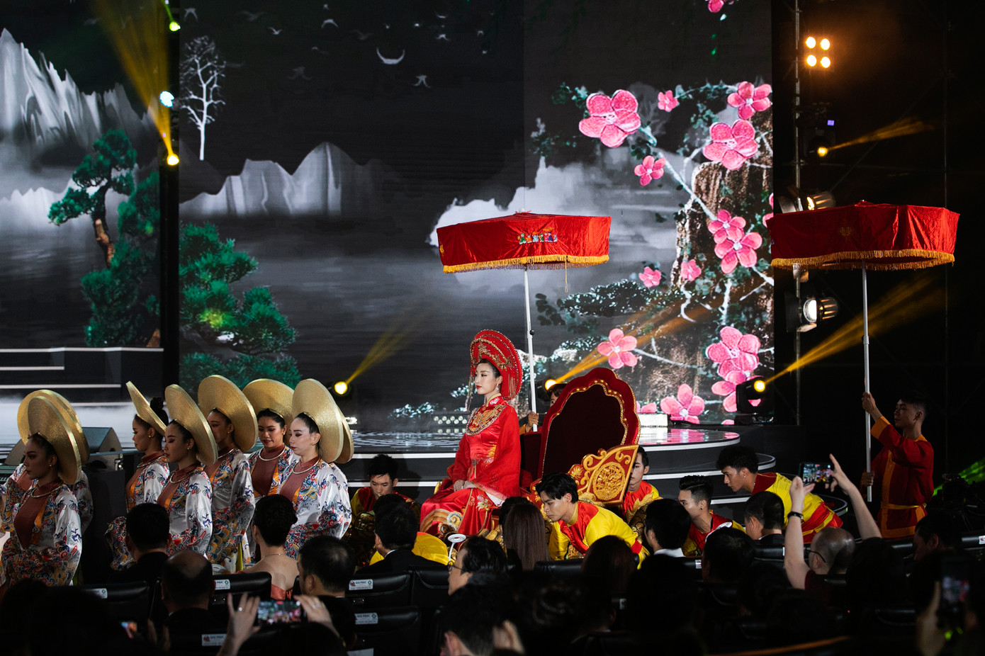 Hoa hậu Đỗ Mỹ Linh ăn chay 2 ngày để ngồi kiệu rồng hóa Thánh Mẫu tại Chung kết HHVN 2020 ảnh 3