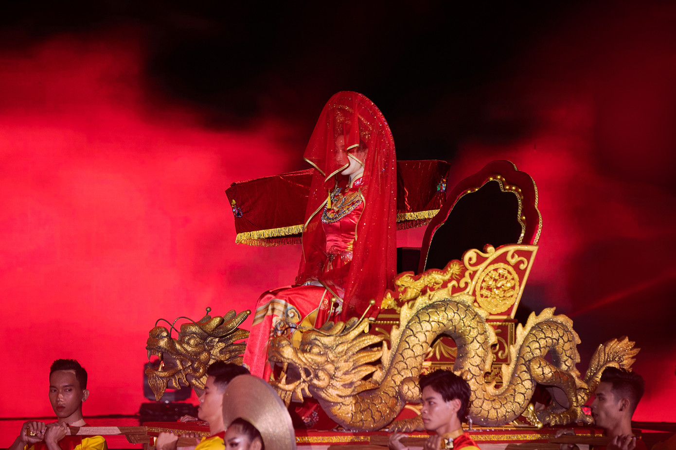 Hoa hậu Đỗ Mỹ Linh ăn chay 2 ngày để ngồi kiệu rồng hóa Thánh Mẫu tại Chung kết HHVN 2020 ảnh 7