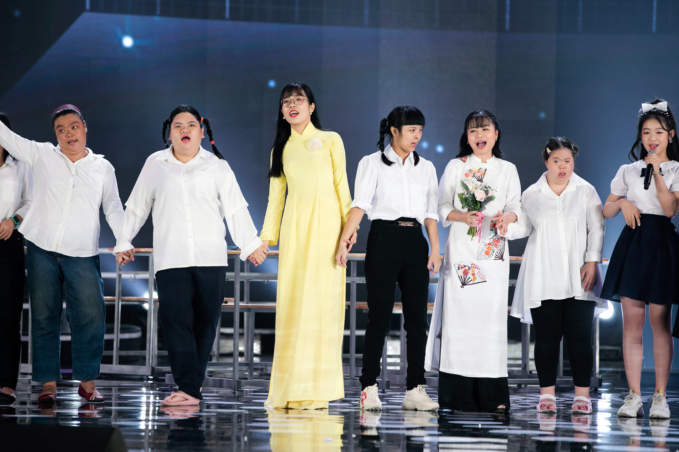 Tiết mục xúc động nhất đêm Chung kết Hoa hậu Việt Nam 2020 ảnh 12