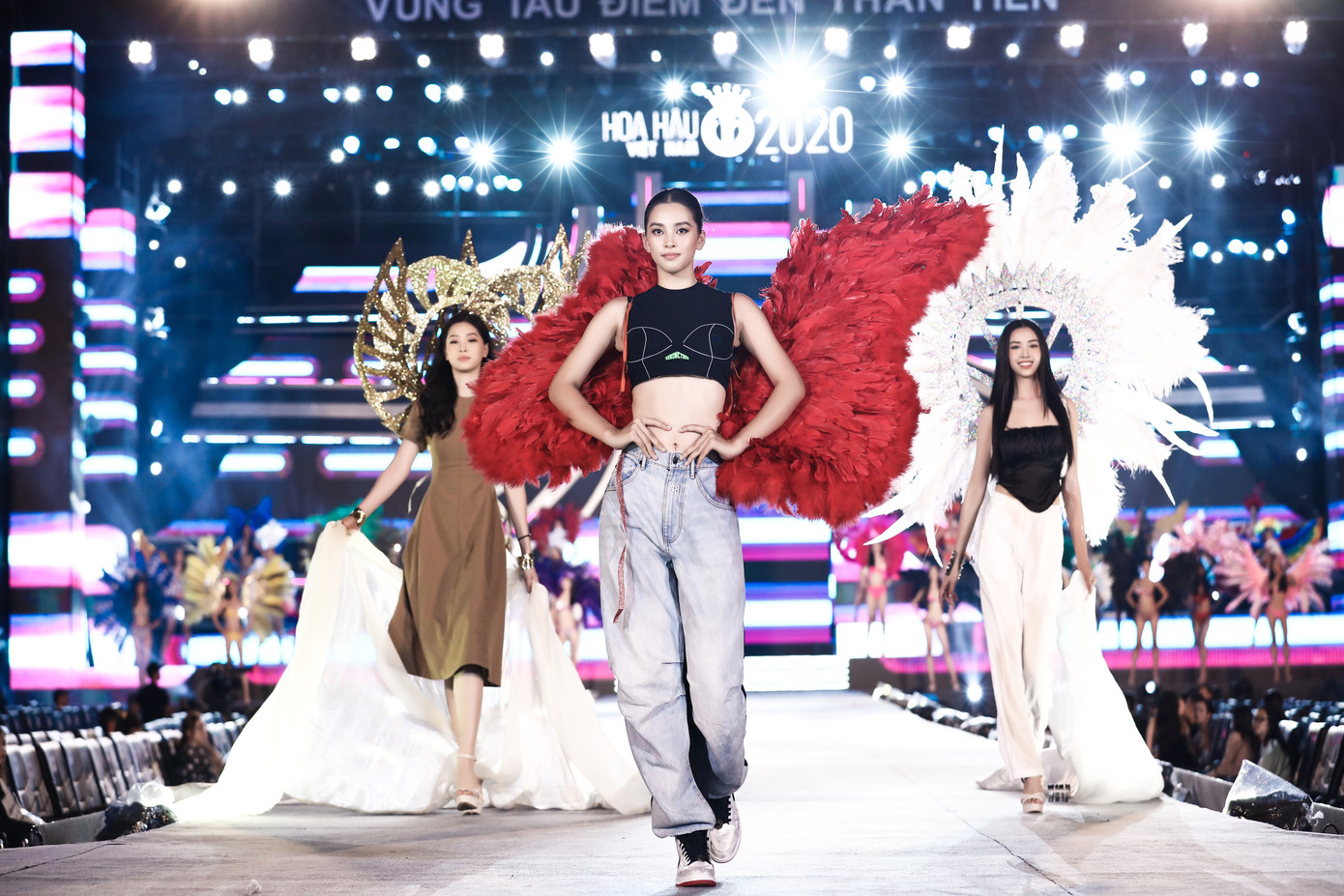 Chi Pu cùng dàn nghệ sĩ chạy tổng duyệt cho đêm thi Người đẹp Biển-Du lịch HHVN 2020 ảnh 6