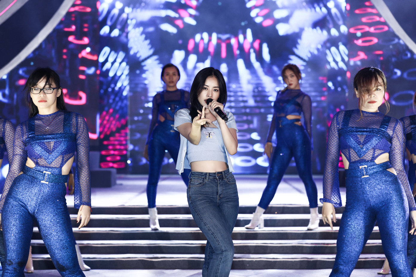 Chi Pu cùng dàn nghệ sĩ chạy tổng duyệt cho đêm thi Người đẹp Biển-Du lịch HHVN 2020 ảnh 2