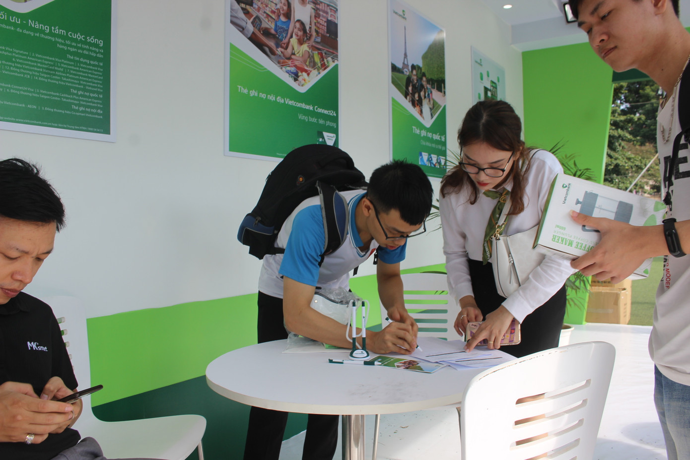 Gian hàng đẹp mãn nhãn của nhà tài trợ kim cương Ngày Thẻ Việt Nam ảnh 10