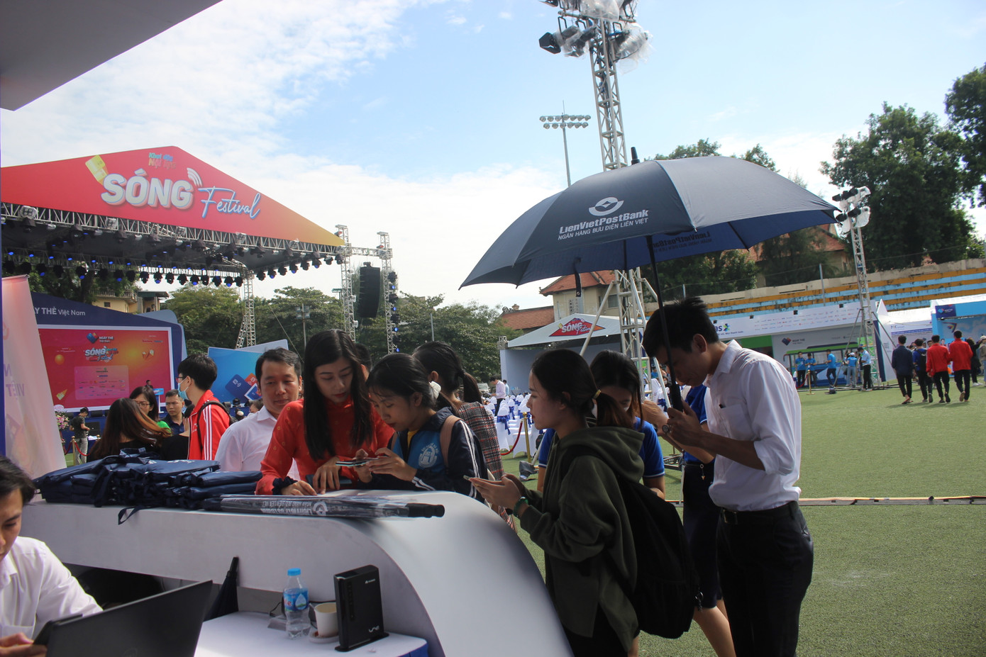 Nhiều công nghệ mới khiến giới trẻ xếp hàng chờ dùng thử tại Sóng Festival ảnh 11