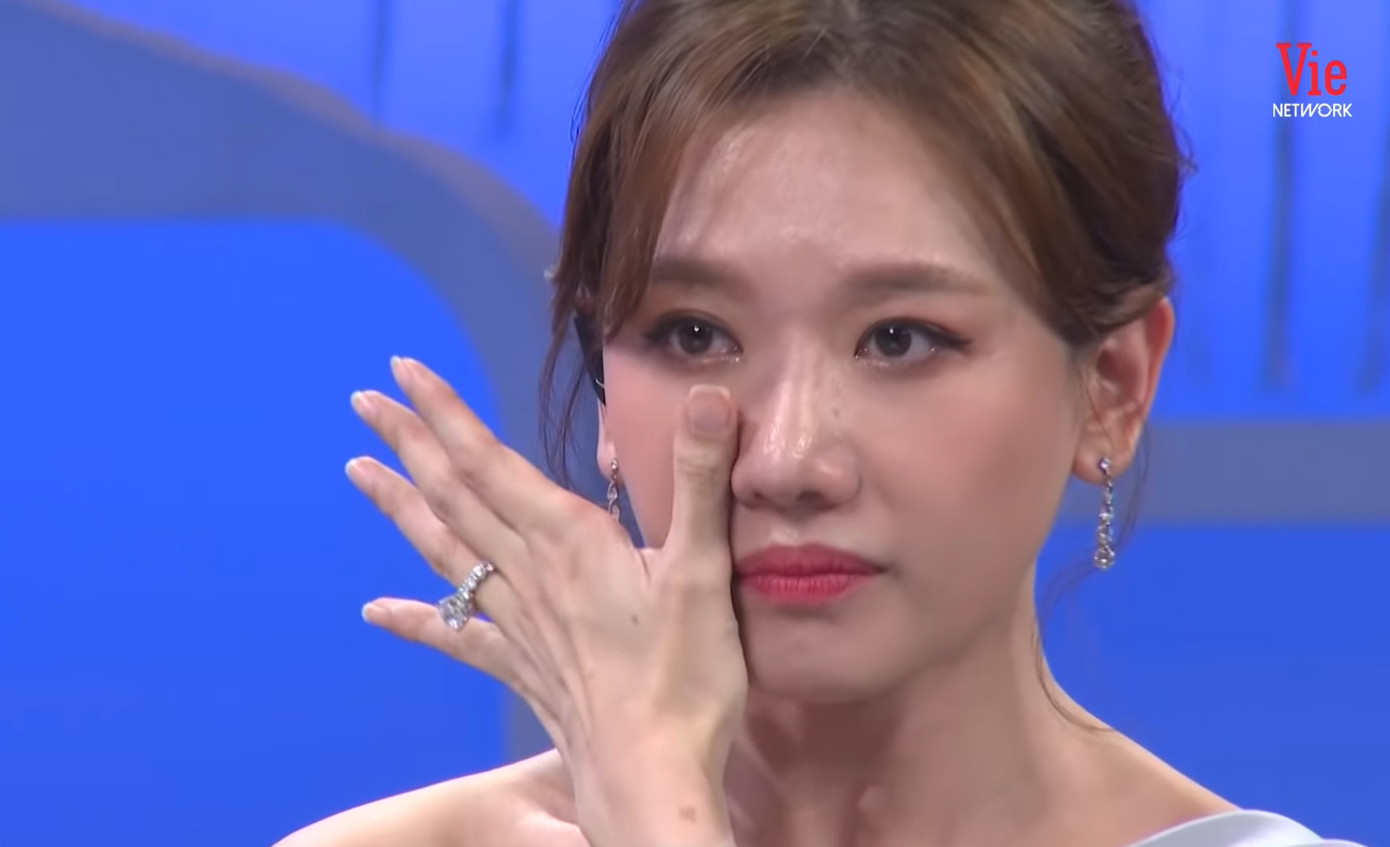 Hari Won bật khóc tiết lộ bệnh tình hiện tại và lời nhắn nhủ xúc động từ mẹ ảnh 1