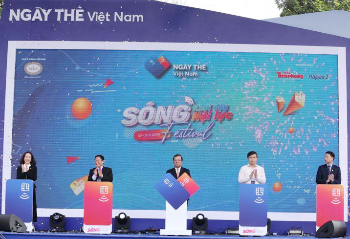 Giới trẻ Hà Nội hào hứng “tạm biệt” tiền mặt tại lễ hội mua sắm - giải trí Sóng Festival ảnh 9