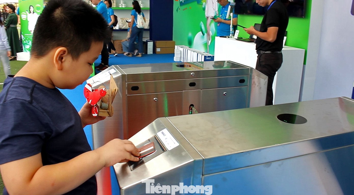 Nhiều công nghệ mới khiến giới trẻ xếp hàng chờ dùng thử tại Sóng Festival ảnh 2