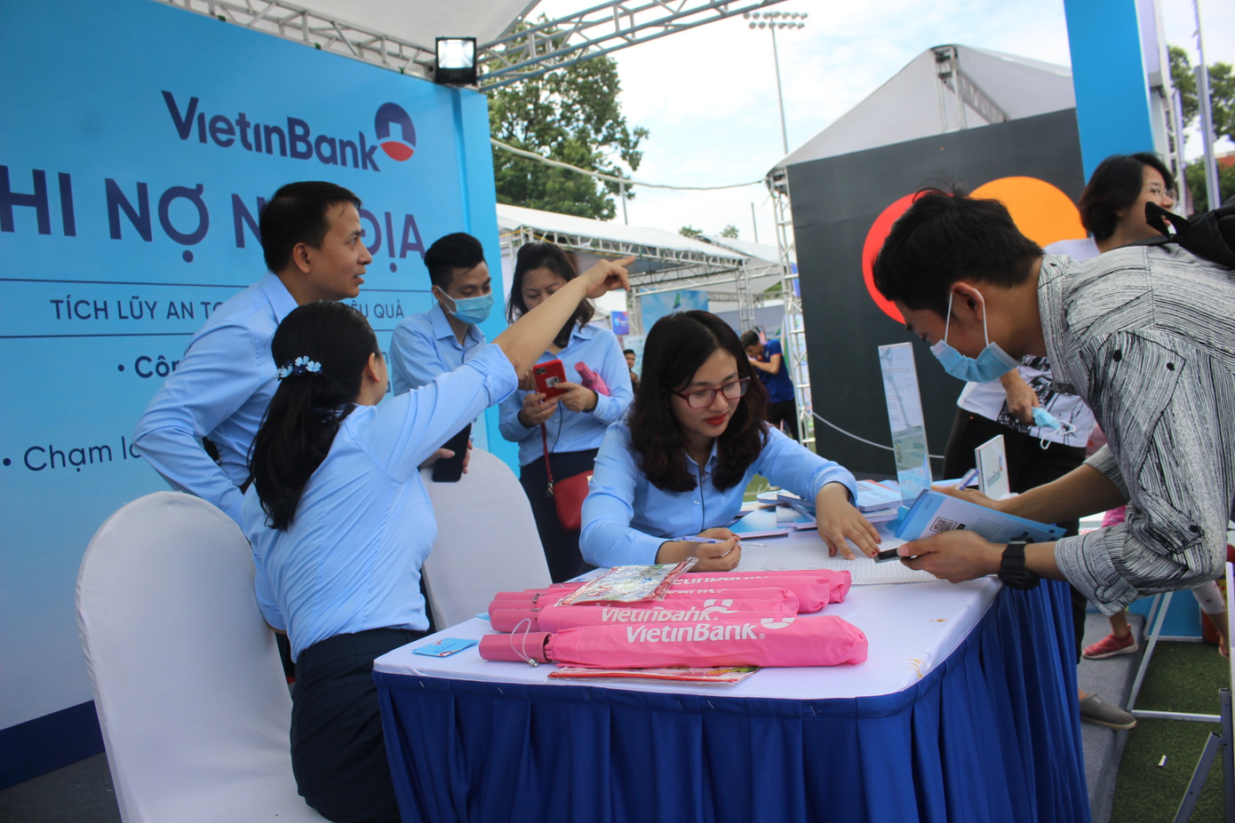 Nhiều công nghệ mới khiến giới trẻ xếp hàng chờ dùng thử tại Sóng Festival ảnh 21