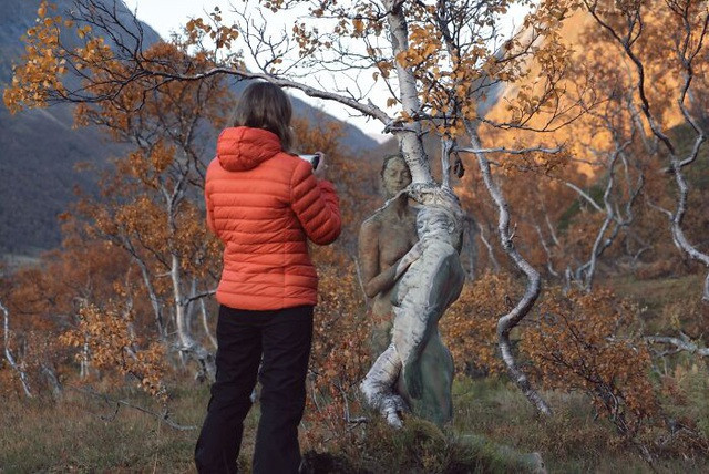 Sửng sốt với bộ ảnh 'body-painting' siêu thực trong giá lạnh 0 độ C ảnh 7