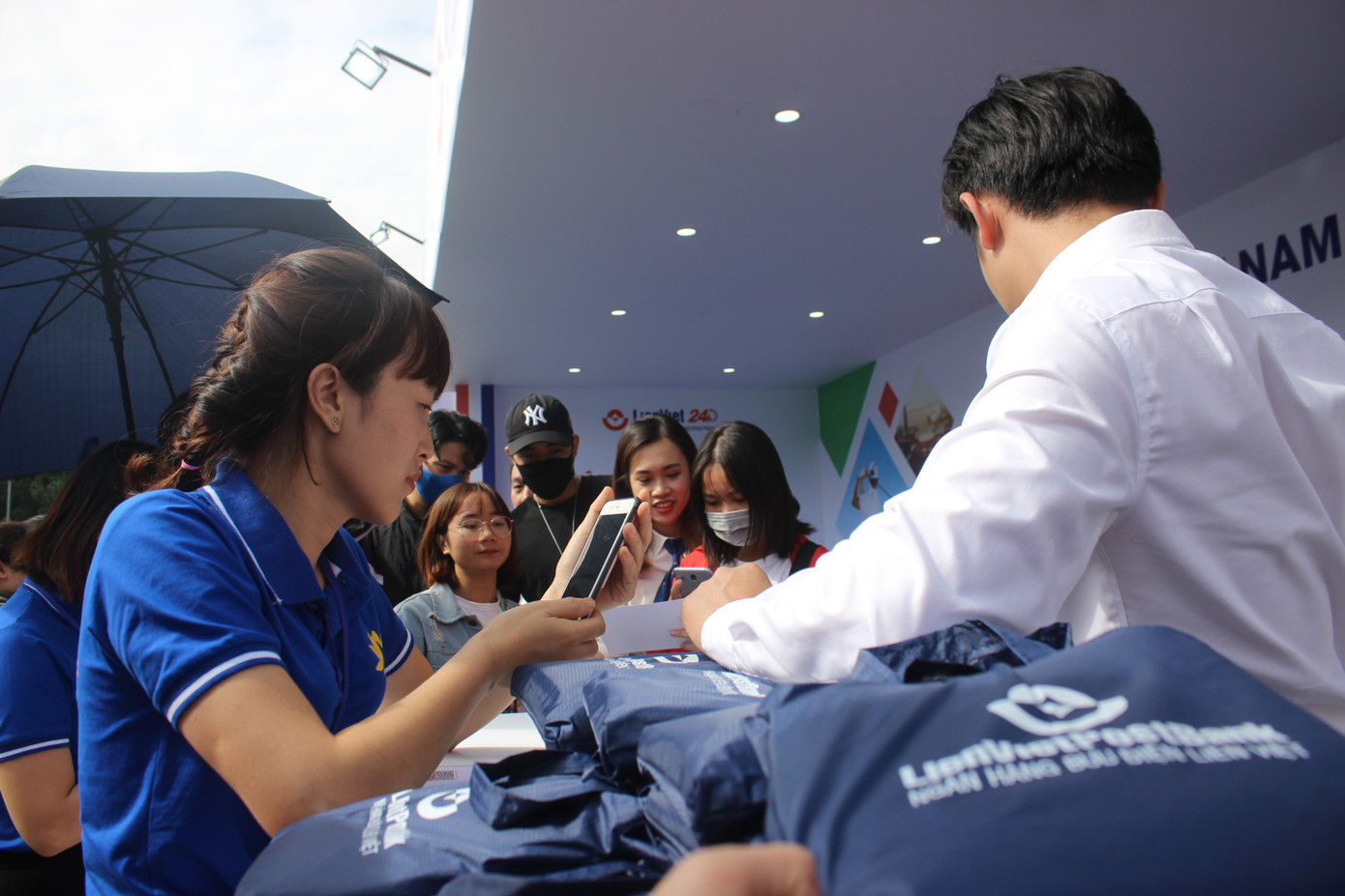 Nhiều công nghệ mới khiến giới trẻ xếp hàng chờ dùng thử tại Sóng Festival ảnh 12