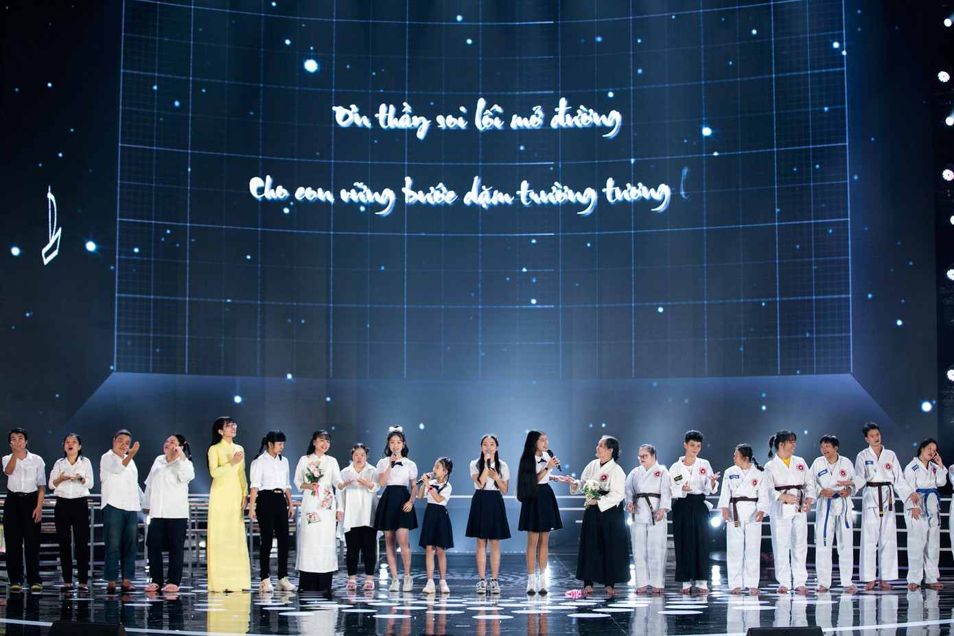 Tiết mục xúc động nhất đêm Chung kết Hoa hậu Việt Nam 2020 ảnh 10