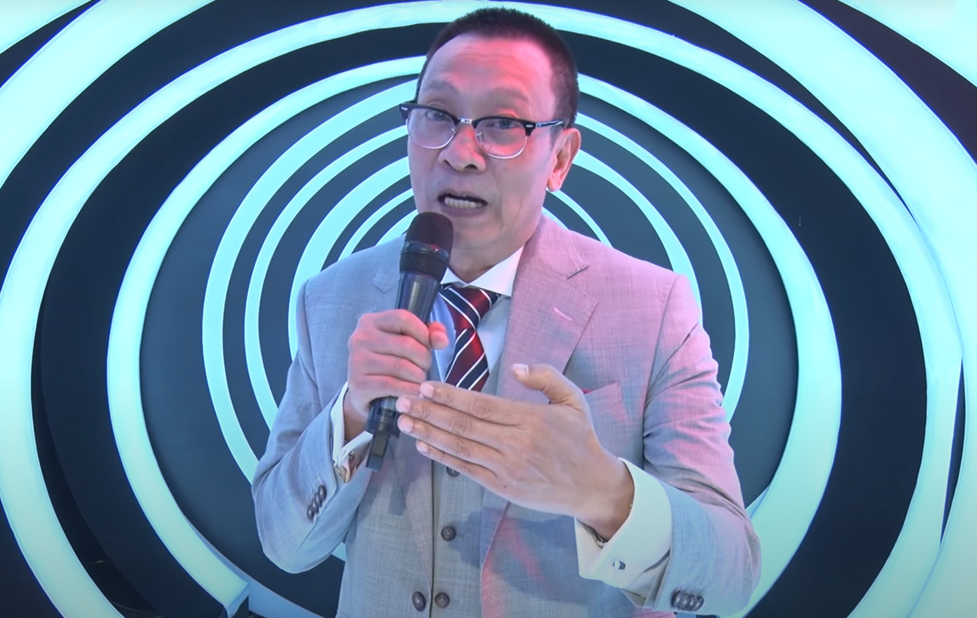 MC Lại Văn Sâm chia sẻ áp lực khi nhận lời dẫn 'Ký Ức Vui Vẻ' mùa ba ảnh 1