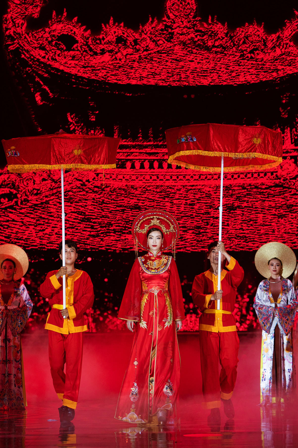 Hoa hậu Đỗ Mỹ Linh ăn chay 2 ngày để ngồi kiệu rồng hóa Thánh Mẫu tại Chung kết HHVN 2020 ảnh 2