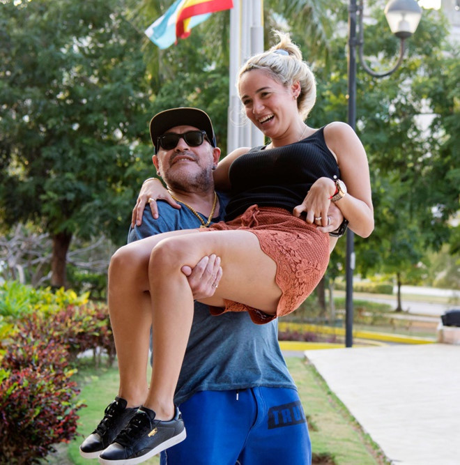 Nhan sắc nóng bỏng của bóng hồng từng khiến Maradona điêu đứng ảnh 12